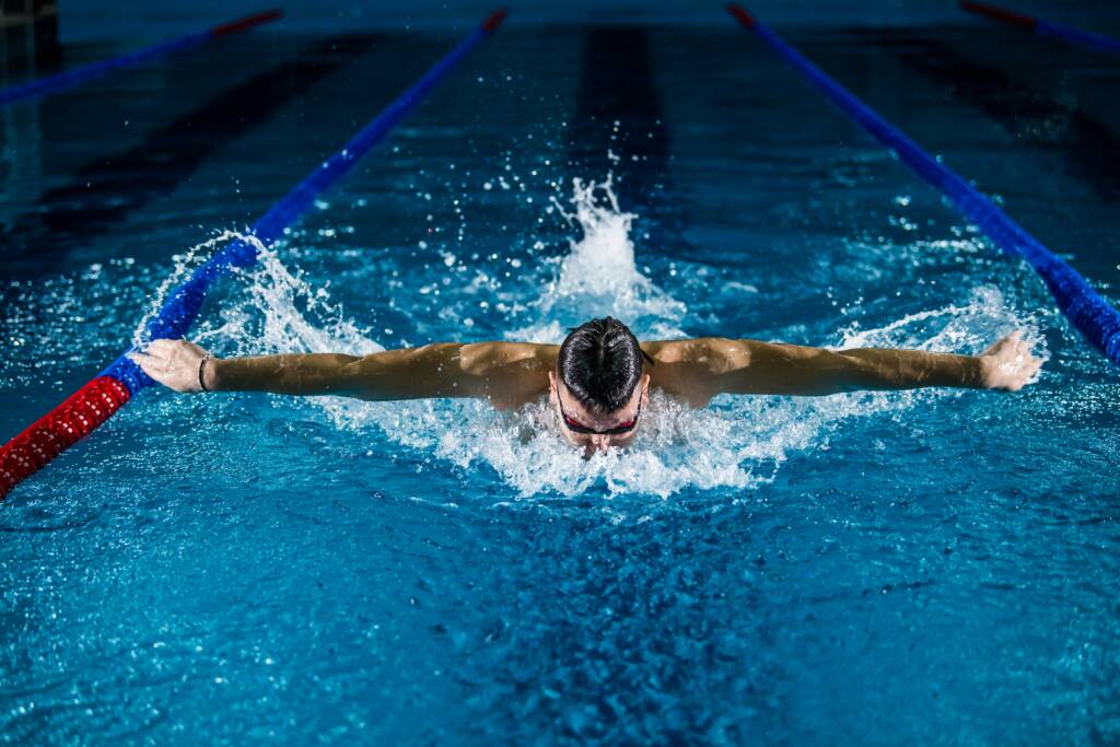 Children and adults enjoying swimming classes in Dubai with certified coaches at Larsson.