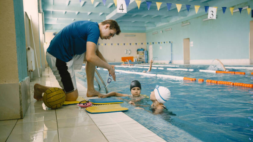 swimming training in Dubai instructor teaching swimming techniques in pool